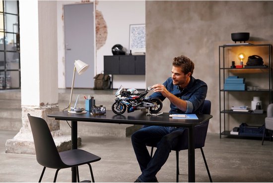 LEGO Technic BMW M 1000 RR Motor  - 42130
