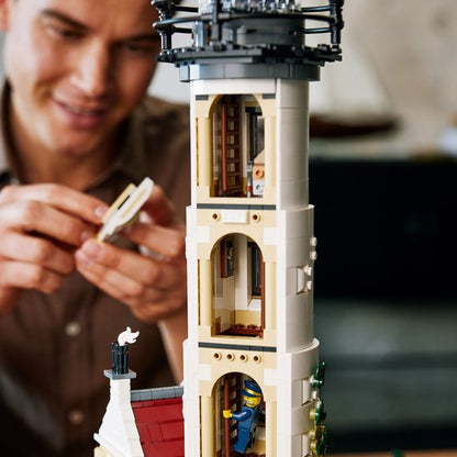 LEGO Ideas Gemotoriseerde vuurtoren met Lichtjes, Modelbouwset voor Volwassenen - 21335